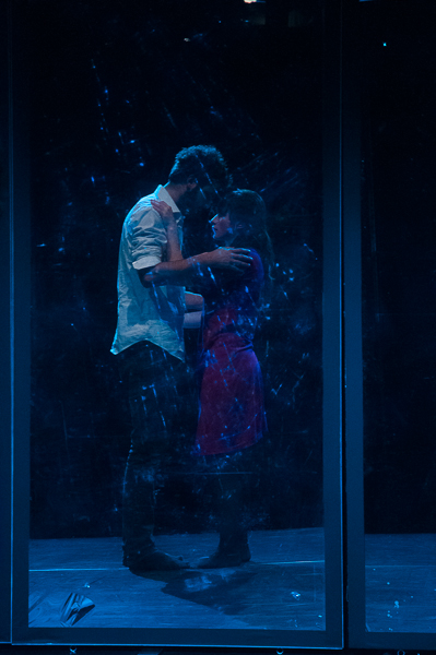 Actors in the play "Und es gab keine Gedanken mehr" dancing in front of a scratched mirror on stage